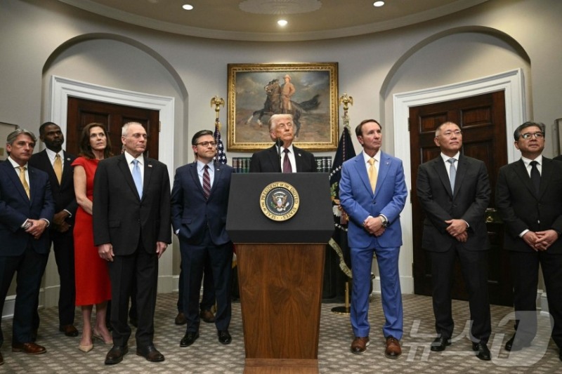 도널드 트럼프 미국 대통령이 24일(현지시간) 워싱턴 백악관에서 열린 투자 계획 발표 행사서 정의선 현대차그룹 회장과 장재훈 현대차 부회장, 성 김 현대차 사장, 서강현 현대제철 사장이 참석한 가운데 연설을 하고 있다. 2025.03.25 ⓒ AFP=뉴스1