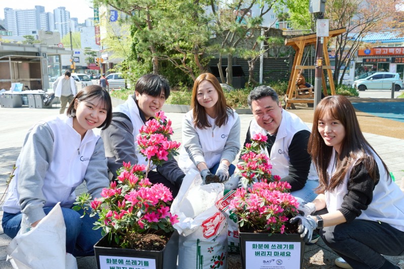 BAT로스만스 송영재 대표(오른쪽에서 두번째)와 임직원들이 지구의 날(4월 22일)을 맞아 서울 중구 신당동 마을마당에서 지속가능한 환경을 위한 ‘꽃BAT’ 캠페인을 진행했다. / BAT로스만스