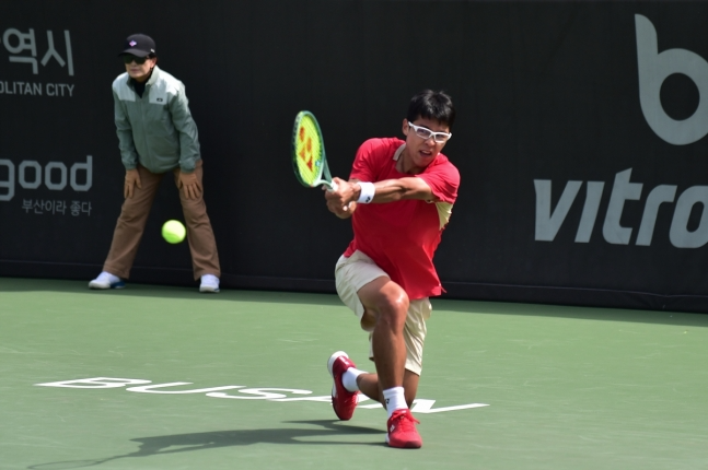 정현의 지난 18일 부산오픈 챌린저 2회전 경기 모습.