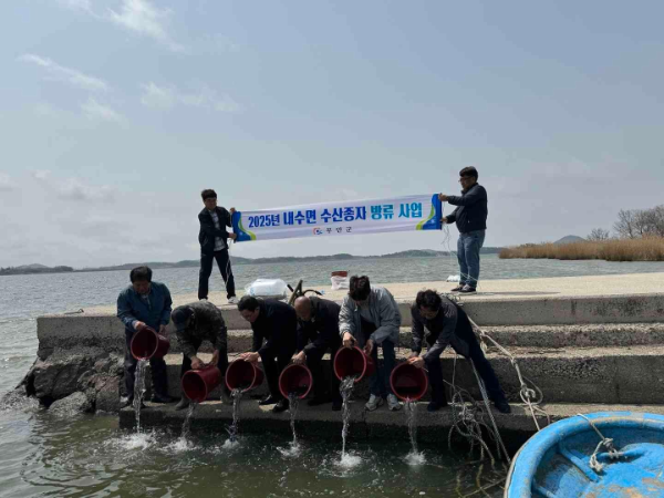 뱀장어 방류. ⓒ 무안군