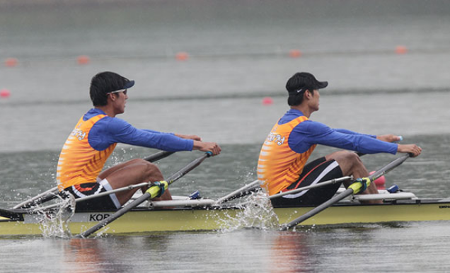 수상 스포츠에서 유일하게 후진으로 출발하는 조정 경기 모습
