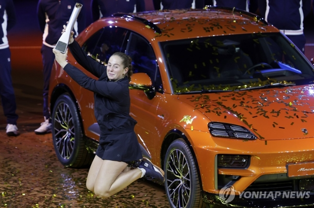 우승컵을 든 오스타펜코