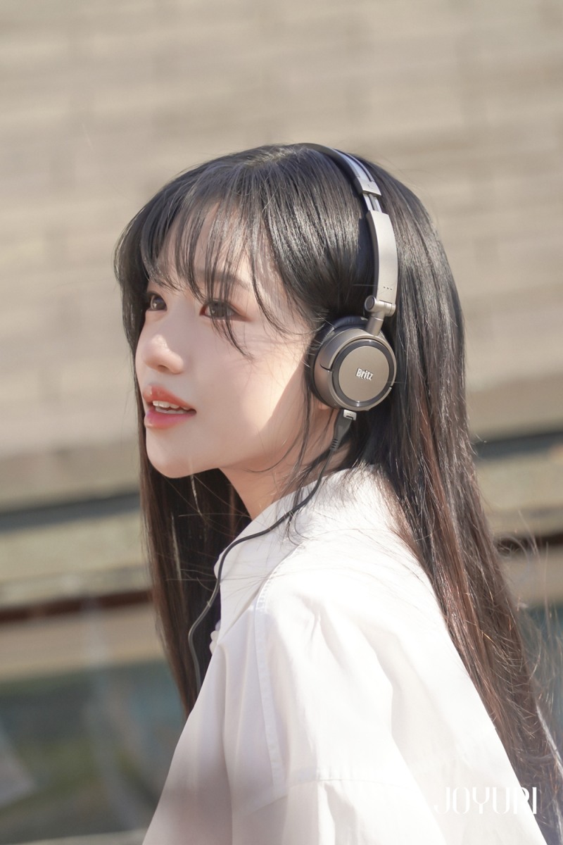 조유리, 데뷔 첫 단독 팬콘서트 포스터 비하인드 공개…설렘 유발 비주얼