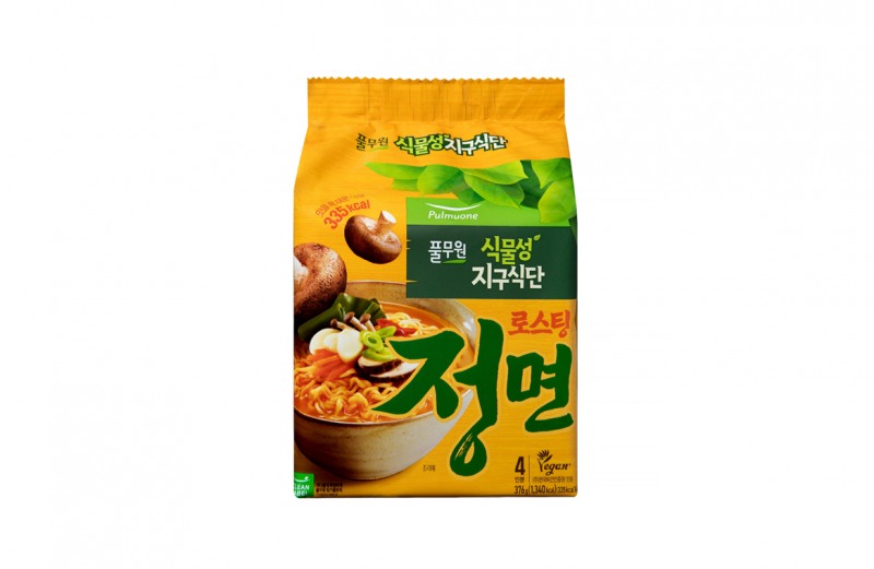 풀무원식품은 비건 인증 라면 ‘로스팅 정면’을 식물성 지향 식품 브랜드 ‘풀무원지구식단’ 소속 제품으로 편입하고, ‘식물성지구식단 로스팅 정면’이라는 이름으로 새롭게 리뉴얼 출시했다. (풀무원 제공)