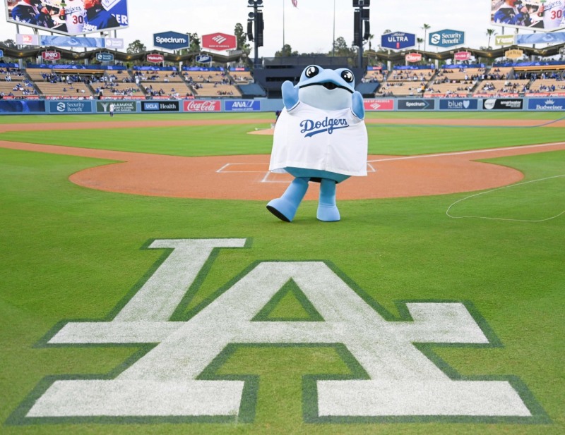 ‘진로(JINRO)’ 대표 캐릭터인 두꺼비가 다저스타디움에서 시구자로 나서고 있다./하이트진로