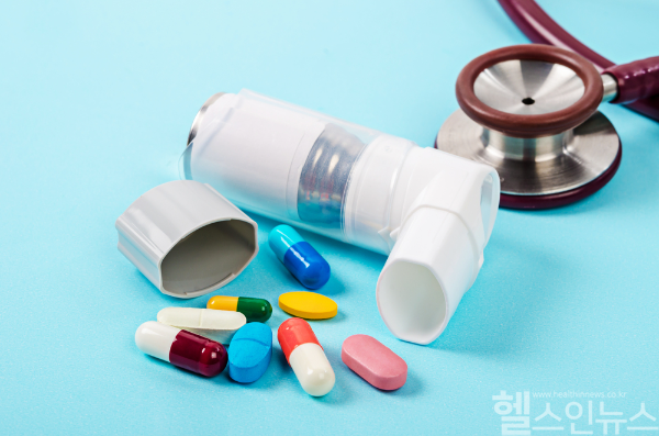 천식 치료에서 첫 1년 동안 임상 관해를 달성한 환자는 폐 기능 저하 속도가 느리고, 증상 악화 위험이 현저히 낮아진다는 연구 결과가 입증됐다. (클립아트코리아)