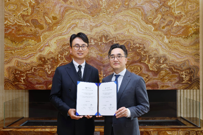 김마르코 한성자동차 대표이사(왼쪽)와 이청욱 조선 팰리스 서울 강남 총지배인이 지난 17일 '고객 프리미엄 라이프스타일 경험 확대를 위한 업무협약(MOU)'을 체결한 뒤 기념 촬영을 하고 있다. ⓒ한성자동차