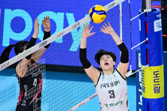 토스하는 도로공사의 세터 김다은(오른쪽)