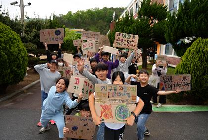 화순초등학교 학생들이 직접 만든 ‘탄소중립 실천’ 포스터를 들어 보이고 있다.