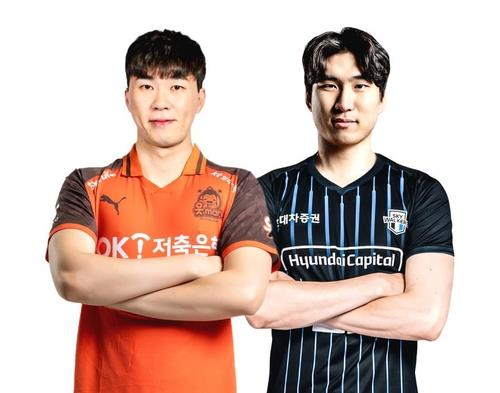 1대 1 트레이드로 유니폼 갈아입은 전광인(왼쪽)과 신호진