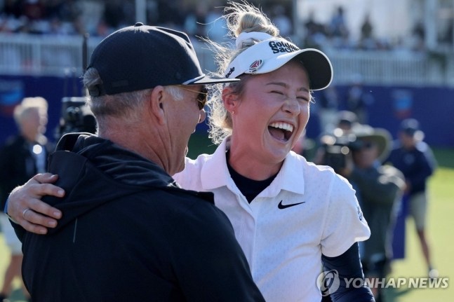 2024년 셰브론 챔피언십에서 우승한 코르다(오른쪽)