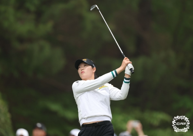 아이언 티샷하는 방신실