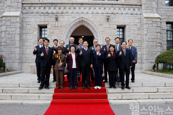 고려대의료원과 의대 33회 동기회는 본교에서 진행된 기부식 종료 후 기념사진을 촬영했다. (고대의대 제공)