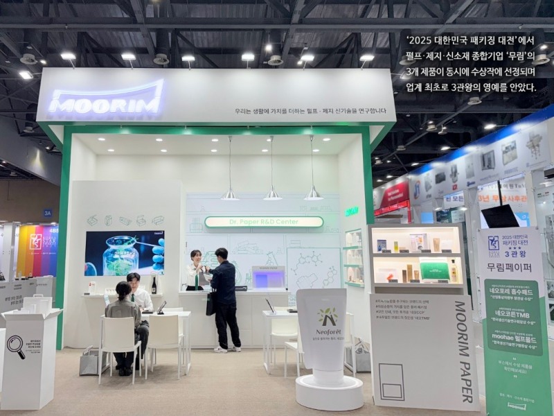 ‘COPHEX 2025’ 전시장 내 무림 부스 ‘Dr.Paper R&D Center’를 찾은 고객들이 다양한 친환경 패키징 제품을 둘러보고 있다. / 사진제공=무림