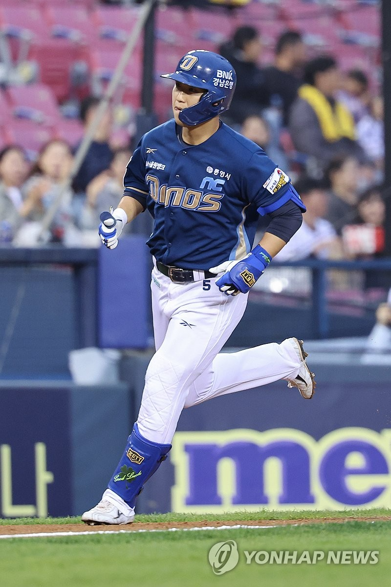 2회초 1사 1루 NC 서호철이 동점을 만드는 2점 홈런을 치고 홈으로 들어가고 있다. / 사진=연합뉴스