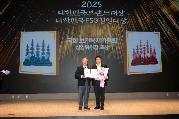 2025 대한민국브랜드대상에서 아이앤나 이경재 대표(우)가 수상 후 기념촬영하고 있다.