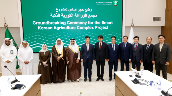 왼쪽 4번째부터 사우디 물환경농업부 알 압둘라티프 차관보, 알 무샤이티 차관, 박범수 농림축산식품부 차관, 문병준 주사우디아라비아 대한민국 대사 대리, 안호근 한국농업기술진흥원 원장, 황청용 농심 부사장