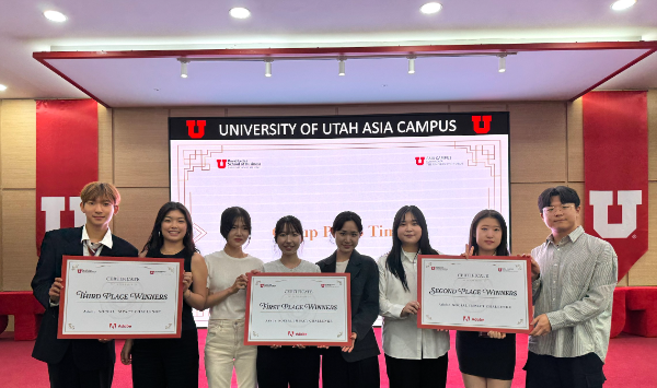 1등을 차지한 영화영상학 전공 학생들이 수상 후 기념 촬영을 하고 있다.