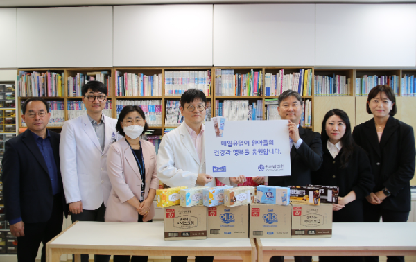 상하목장 얼려먹는 아이스크림 전달식에서 기념 촬영을 하고 있는 매일유업, 연세암병원 관계자