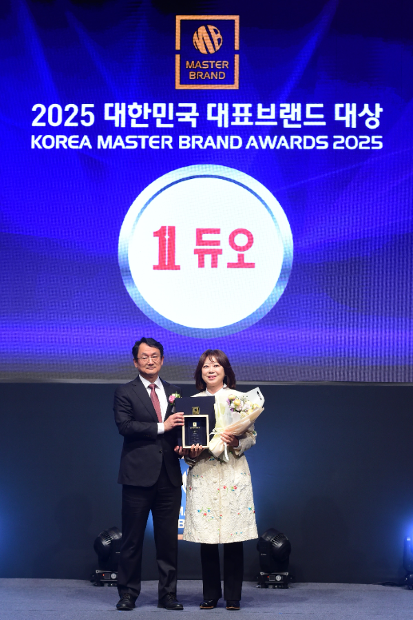 16일 열린 ‘2025 대한민국 대표브랜드 대상’ 시상식에서 결혼정보서비스 부문 대상을 수상한 박수경 대표이사(오른쪽)가 시상 후 기념 촬영을 하고 있다.