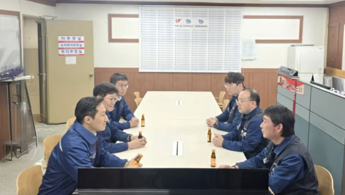정기선 HD현대 수석부회장이 지난 15일 전국금속노동조합 현대중공업지부 사무실을 찾았다. /제공=전국금속노조 현대중공업지부