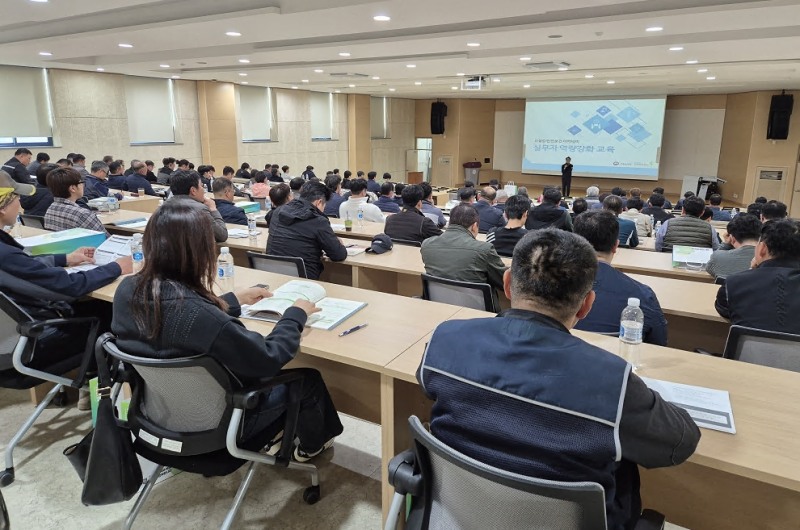 고용노동부 강릉지청(지청장 정언숙)과 안전보건공단 강원동부지사(지사장 김종석)는 23일 강릉원주대학교 교육지원센터에서 관내 건설업체 실무자 100여명을 대상으로 안전보건 교육을 실시했다./안전보건공단 강원동부지사