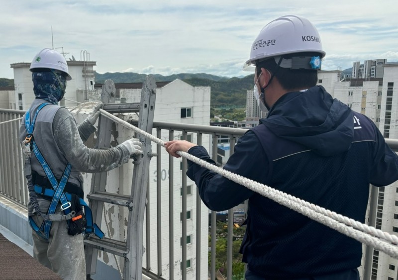 안전보건공단 충북북부지사 담당자가 23일 관내 아파트 도장공사 현장의 추락방지 조치를 점검하고 있다./안전보건공단 충북북부지사