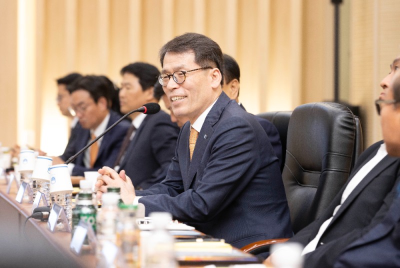 진은 23일 안양과천상공회의소에서 열린 중소기업 현장 간담회에서 김성태 IBK기업은행장이 중소기업 대표들과 대화 하고 있는 모습