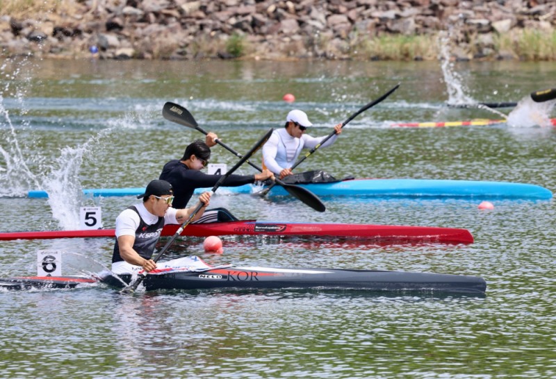 서울올림픽기념국민체육진흥공단배 제16회 전국 카누 경기대회에 참가한 선수들이 힘차게 노를 젓고 있다.