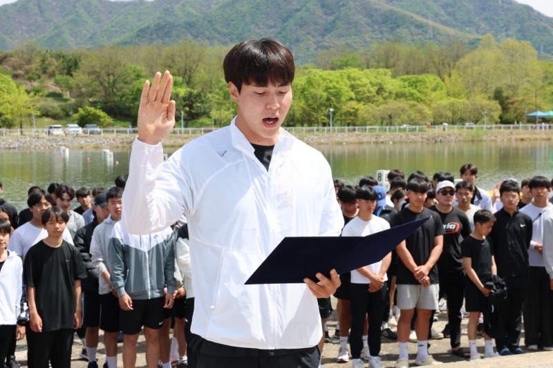 서울올림픽기념국민체육진흥공단 카누 선수단 소속 이동희 선수가 개회식에서 대표 선서를 하고 있다.