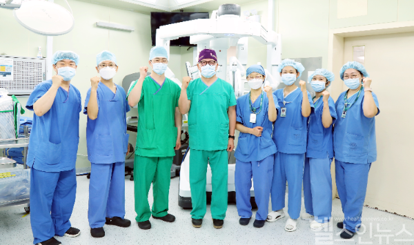 김완석 이대비뇨기병원 비뇨의학과 교수(왼쪽에서 네 번째)팀이 지난 15일 로봇 부신 절제술 200례를 달성했다. (이화여자대학교 의료원 제공)