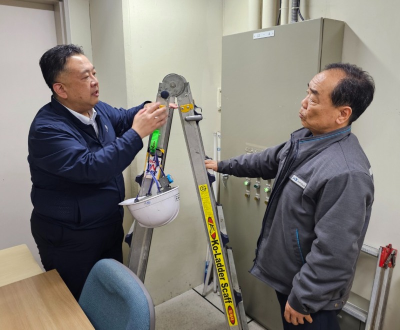 신수환 안전보건공단 서울남부지사장(왼쪽)이 23일 관내 산업재해 사고사망 다발업종인 건물관리업 현장을 방문해 현장 관계자를 상대로 사다리 안전모 걸이대에 대해 설명하고 있다./안전보건공단 서울남부지사