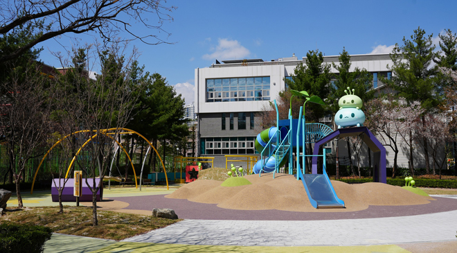 경기도 의정부시 신곡동에 위치한 '하늘빛 어린이공원'을 리모델링한 '단풍잎 놀이터' 2호 전경. 사진 제공 : 넥슨