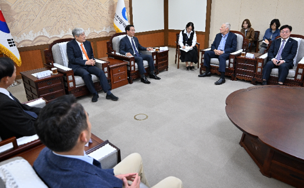 유정복 인천광역시장이 지난23일 시청 대접견실에서 김한중 차 의과대학교 이사장, 찰스 위너(Charles Wiener)) 존스홉킨스 대학교 국제의료 총장을 접견하고 세포유전자 전문병원 설립 등을 논의하고 있다.