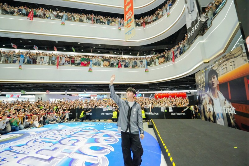 NCT 마크, 첫 솔로 앨범 中 팝업 뜨거운 열기…솔로로도 폭발적인 현지 인기 증명