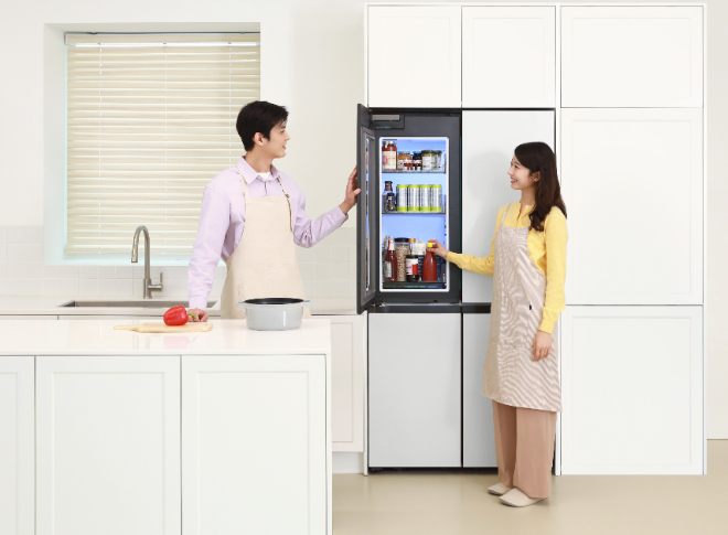 '푸드 쇼케이스'가 적용된 빌트인 냉장고 '비스포크 AI(인공지능) 하이브리드 키친핏 맥스'를 사용하는 모습 ⓒ삼성전자