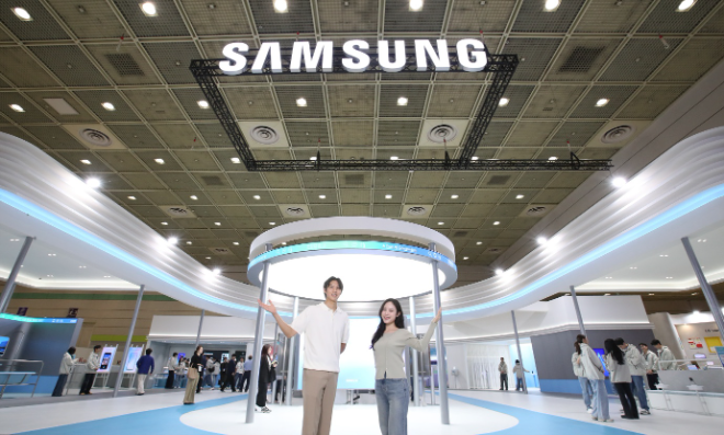 24일 서울 강남구 코엑스 '2025 월드 IT 쇼' 행사장에 마련된 삼성전자 전시관 ⓒ삼성전자