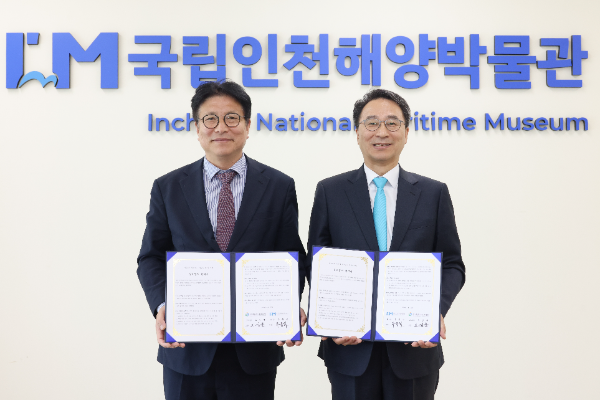 왼쪽 인천광역시교육청 도성훈교육감과 국립인천해양박물관 우동식 관장이 업무협약식 후 기념촬영을 하고 있다.