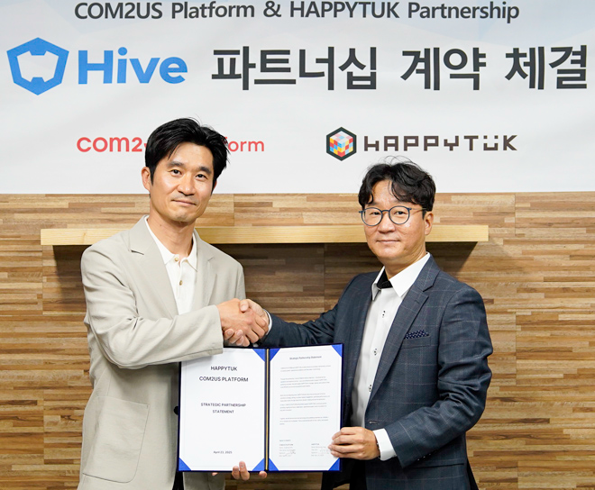 컴투스플랫폼 김종문 상무(왼쪽)와 해피툭 양민영 대표. 사진 제공 : 컴투스홀딩스