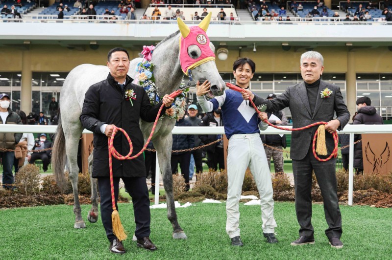 24년 스포츠서울배 시상식 장면 (좌측 문병기조교사)