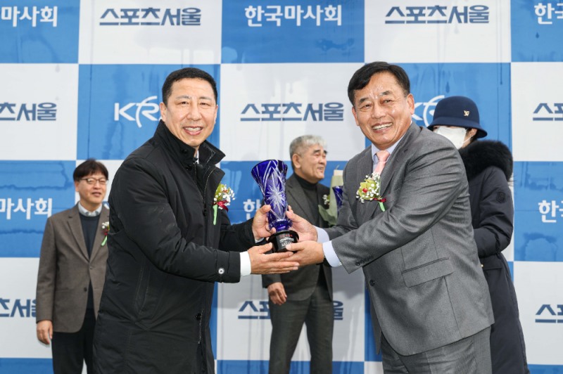 24년 스포츠서울배 시상식 장면 (좌측 문병기조교사)