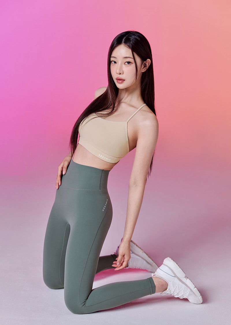 젝시믹스(XEXYMIX)가 기술과 원단의 시너지를 강화한 신규 하이엔드 레깅스 라인 ‘어나더라벨’을 출시했다. (젝시믹스 제공)