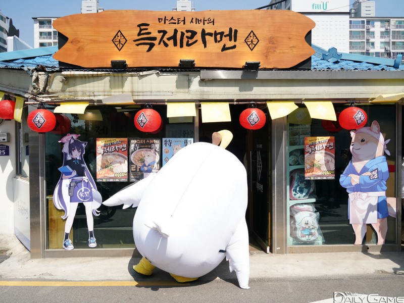 인기 마스코트 캐릭터인 '페로로'가 가게 안을 엿보고 있다.