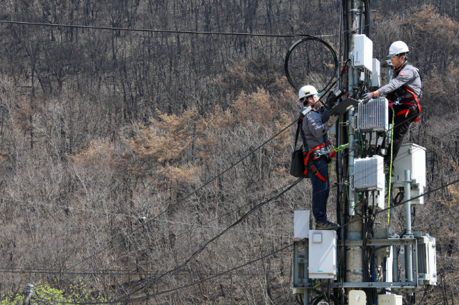 KT 직원들이 경북 산불 피해 지역 통신 시설을 점검하는 모습 ⓒKT