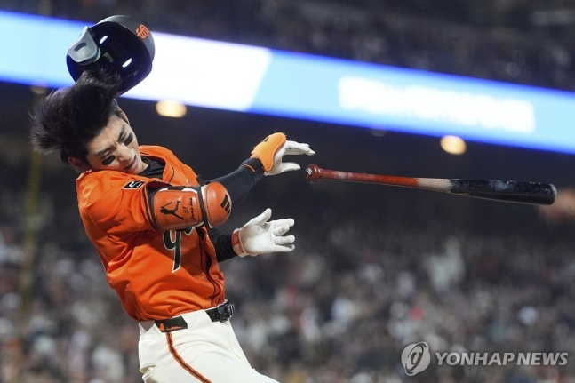 몸쪽 공 피하는 이정후