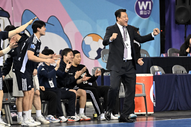두산 윤경신 감독이 선수 득점에 환호하고 있다