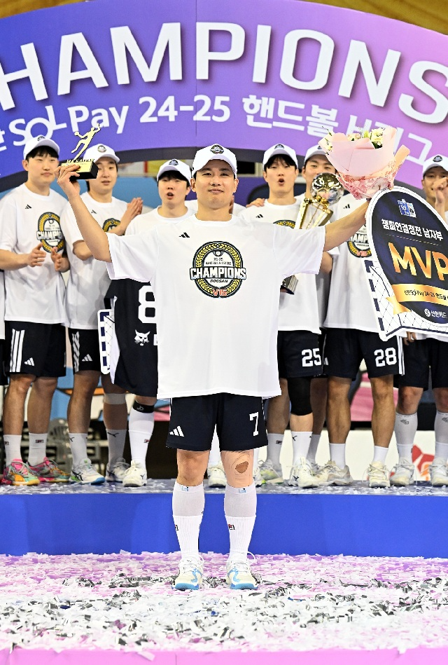 챔피언 결정전 MVP 두산 이한솔이 두팔을 들어올리고 있다