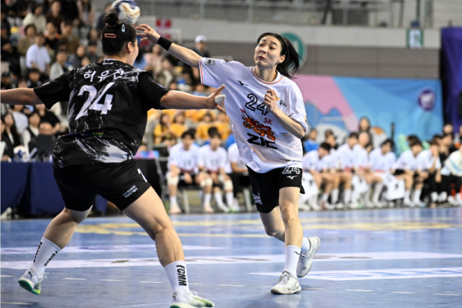 SK슈가글라이더즈 강경민이 윙-패스를 하고 있다