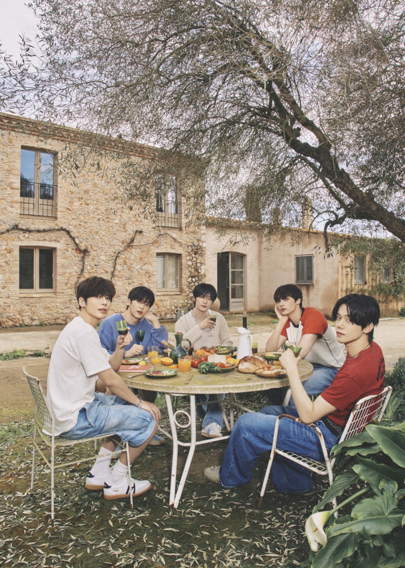 투모로우바이투게더, ‘Love Language’ 첫 번째 콘셉트 포토 공개…이국적인 풍광 속 여유 즐기는 멤버들