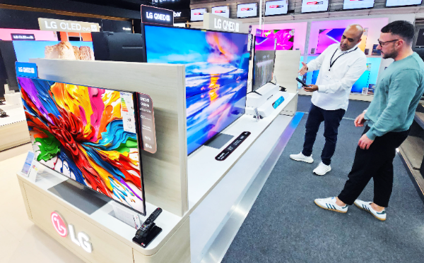 독일 프랑크푸르트 지역에 위치한 가전 매장인 미디어 마크트(Media Markt) 직원이 고객에게 LG QNED TV의 AI 기능에 대해 설명하고 있다. ⓒ LG전자